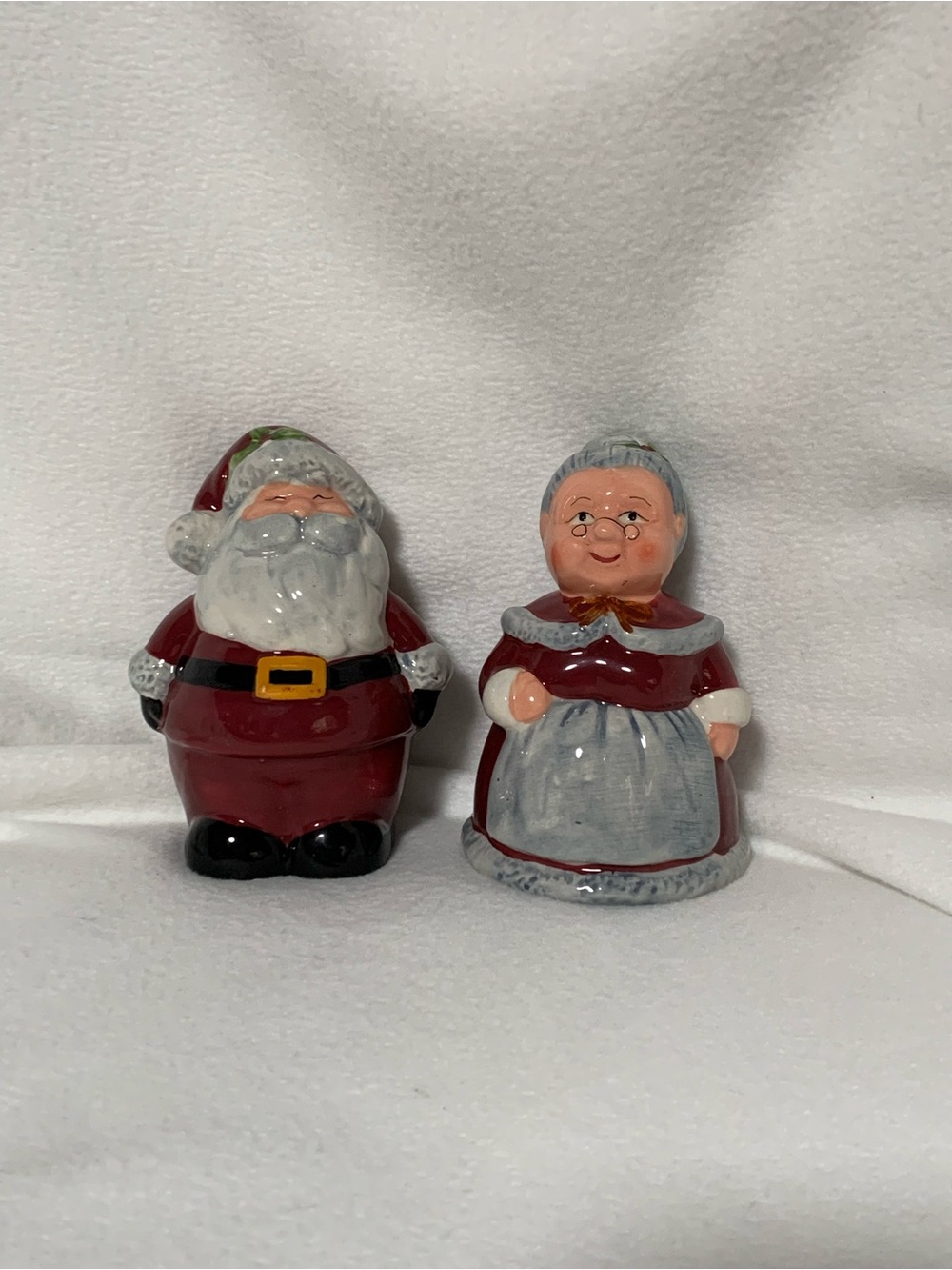 Vintage Christmas Salt And Pepper Shakers Of Santa And Mrs Claus From 2004